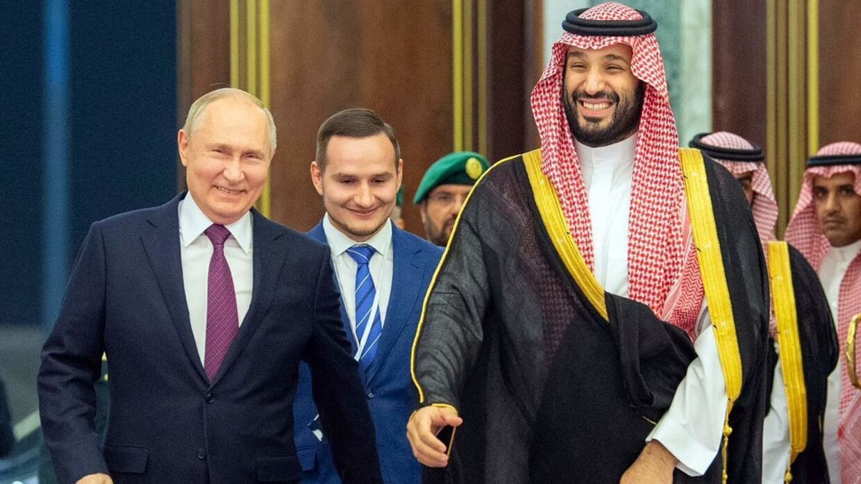 Sådan ser man sjældent Putin. Med et kæmpe smil. Her i Saudi-Arabien med kronprins Mohammed bin Salman.