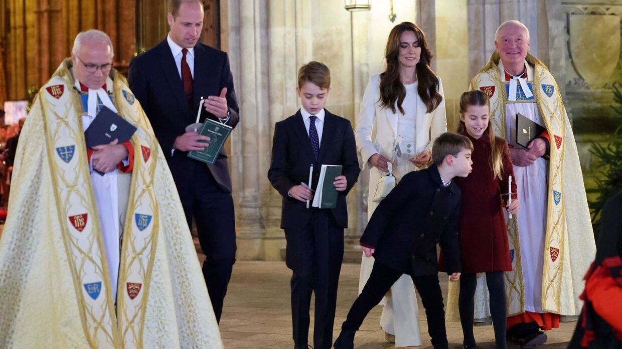 Her ses prins Louis puste sin storesøsters lys ud under julekoncerten i Westminster Abbey i London.