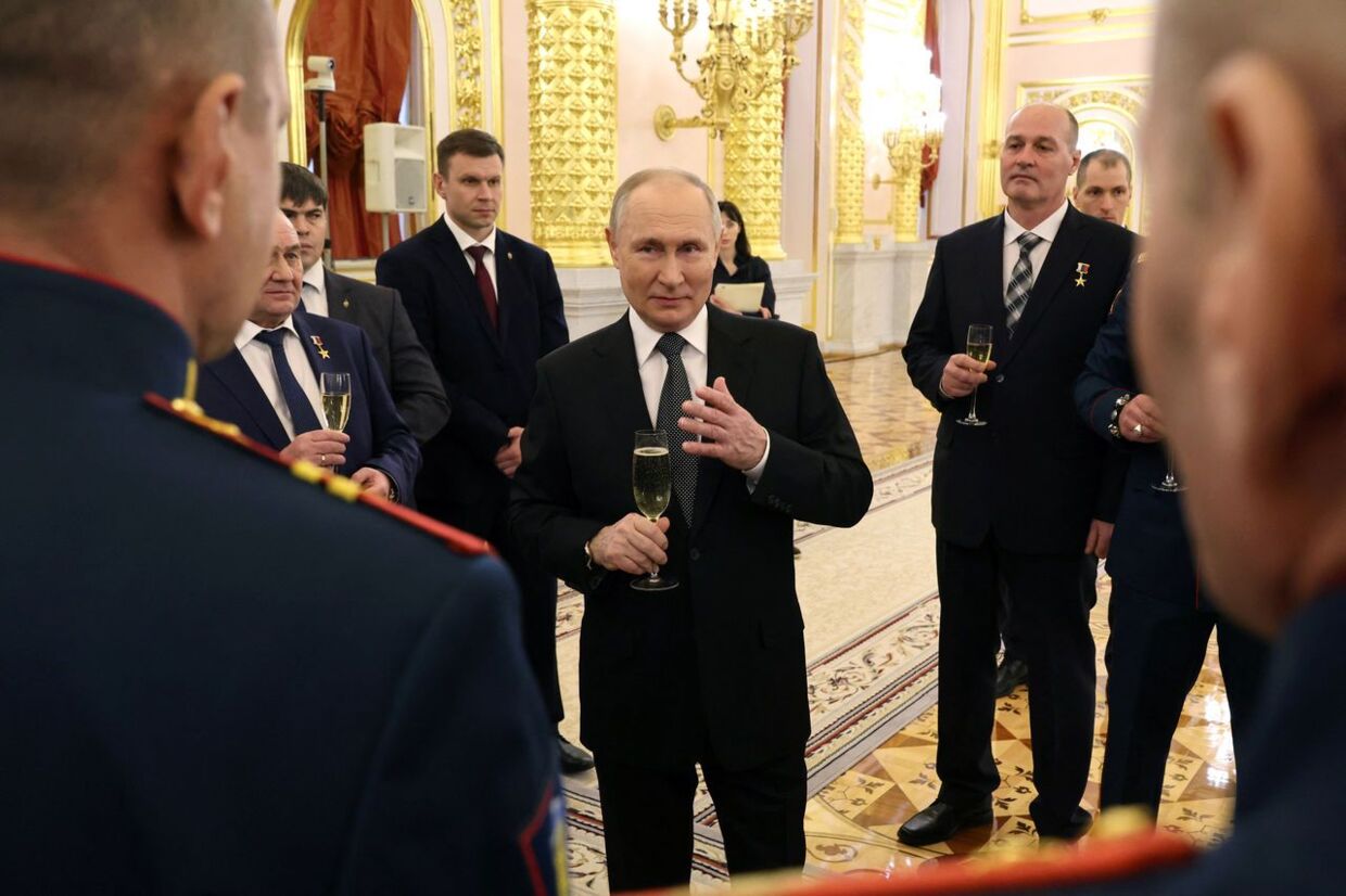 Den russiske præsident deltog forleden i en ceremoni, hvor der blev uddelt medaljer til militærfolk, der har gjort tjeneste i Ukraine.