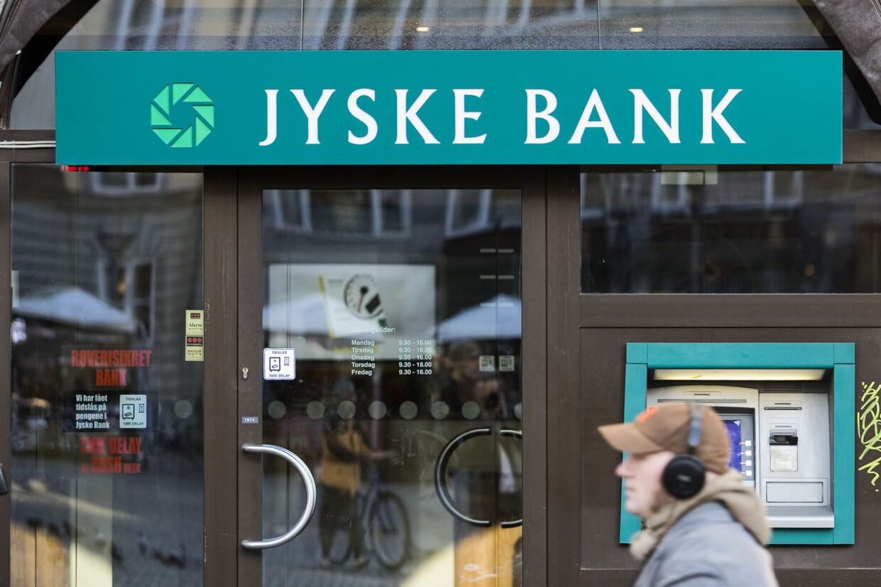 Den tiltalte kvinde instruede ifølge politiets tiltale en sårbar bekendt, der ringede til Jyske Bank og bad om at få hævet 10 millioner kroner i kontanter samme dag. Arkivfoto.