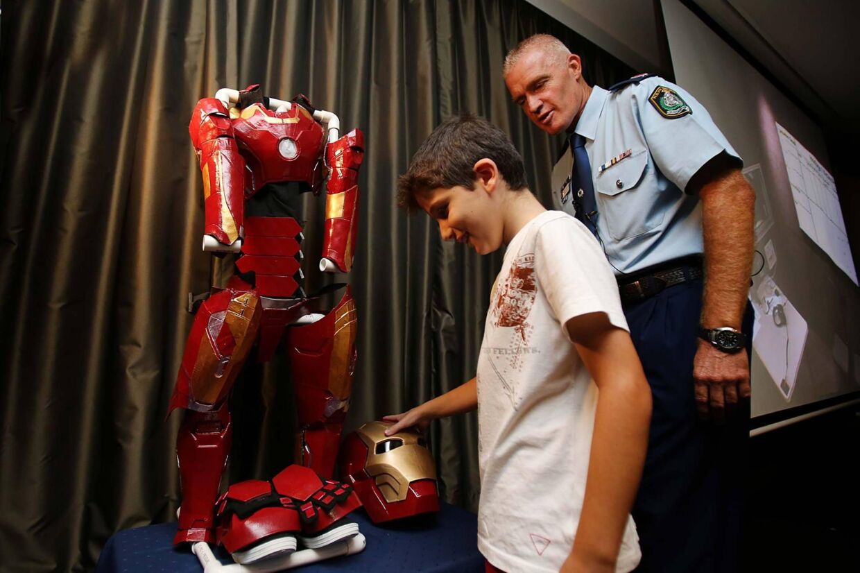 Her ses den unge dreng med kostumet. (Foto: NSW POLICE)