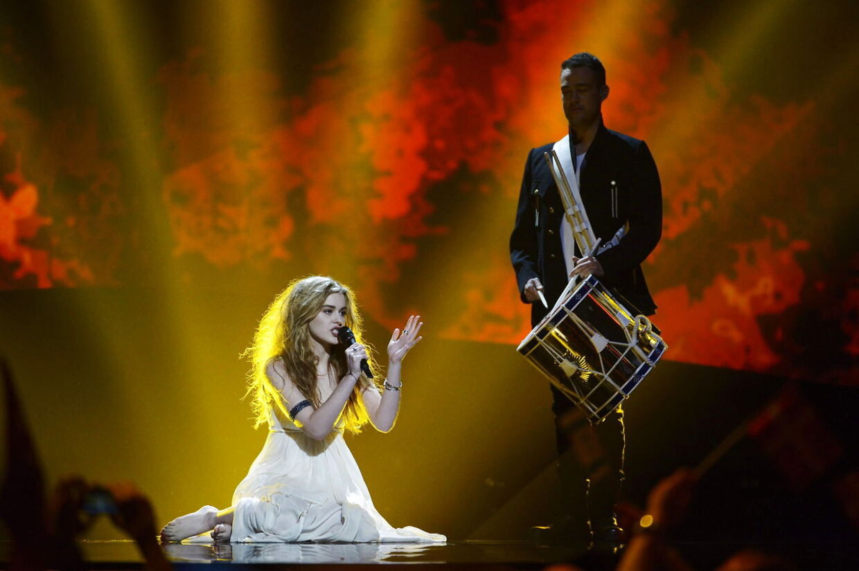 epa03700481 Denmark's Emmelie de Forest (L) performs during the First Semi-Final of the 58th annual Eurovision Song Contest at the Malmo Opera Hall, in Malmo, Sweden, 14 May 2013. The second semi-final will take place on 16 May, the grand final on 18 May. EPA/Janerik Henriksson / SCANPIX SWEDEN OUT