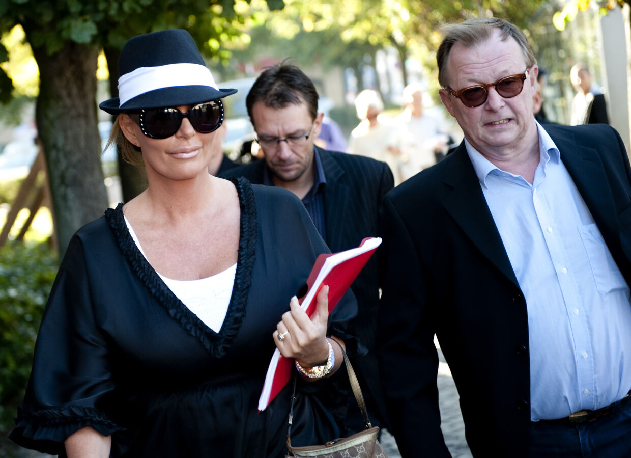 Anni Fønsby ankommer til Retten i Odense tirsdag d. 31 august 2010 hvor hun står tiltalt for rufferi.