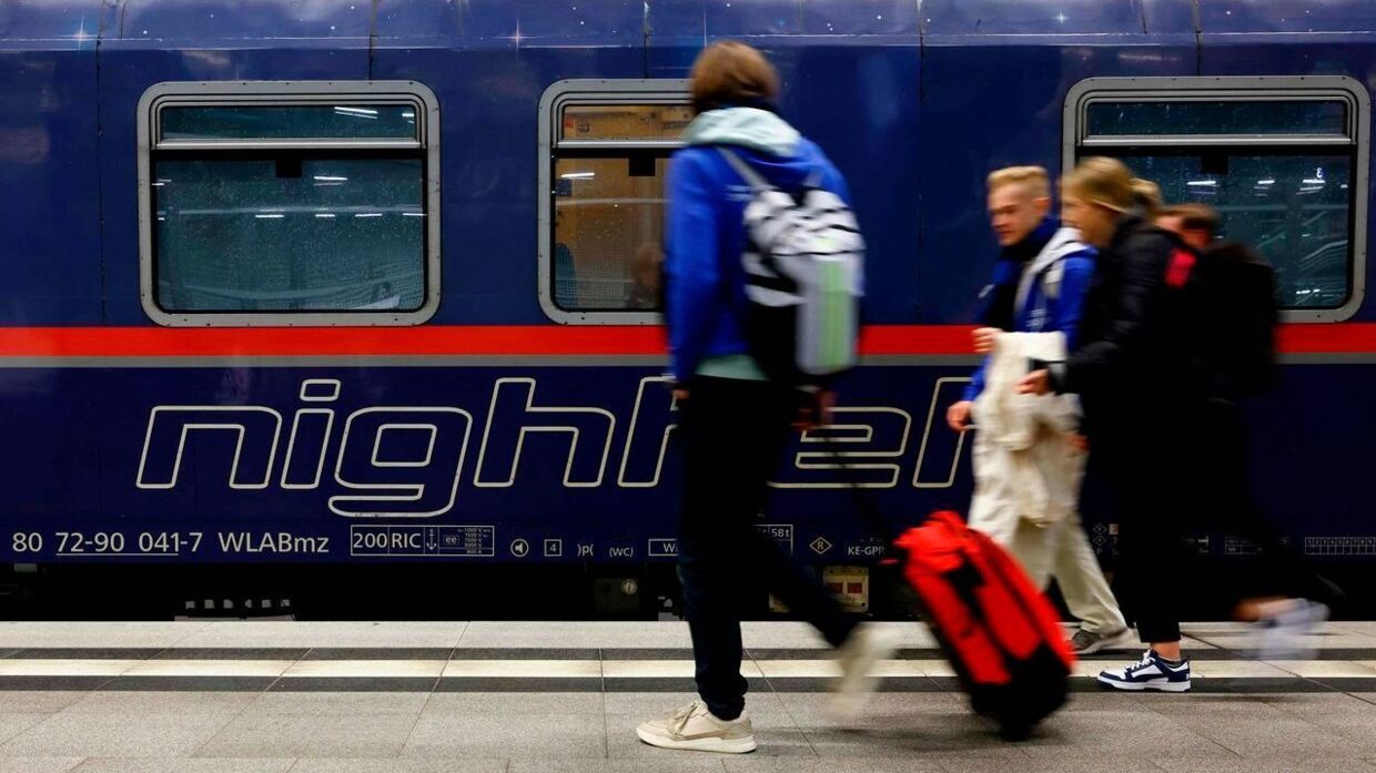Den nyåbnede toglinje, der kører mellem Berlin og Paris, havde første afgang i næsten 10 år mandag aften.