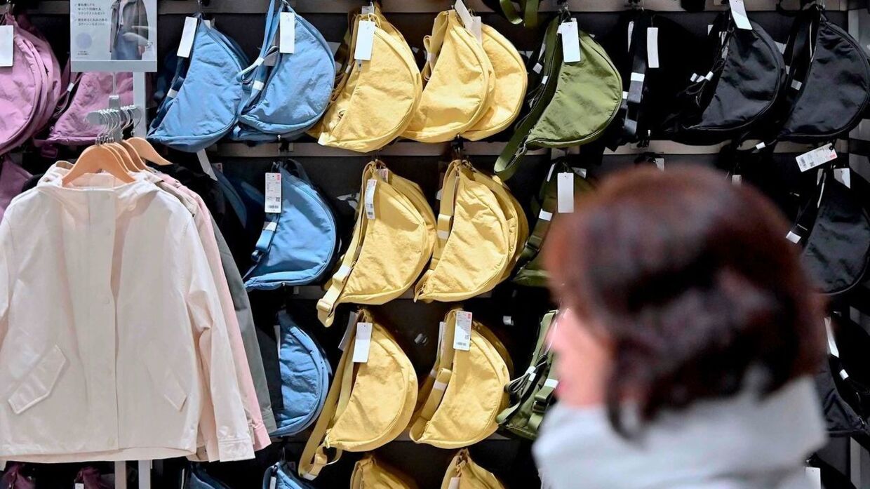 Nylontasken, 'Round Mini Shoulder Bag', koster 149 kroner i Danmark og er ifølge BBC blevet et af den japanske kædes bedst sælgende produkter.