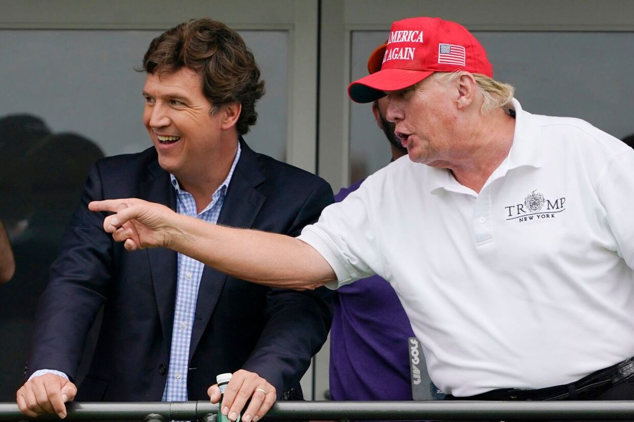 Tucker Carlson hygger med Donald Trump.