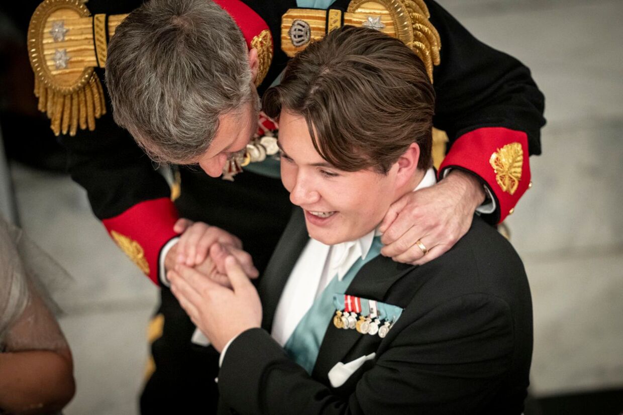 Además de su discurso en la cena de gala, el Príncipe Christian recibió un fuerte y orgulloso abrazo de su padre.