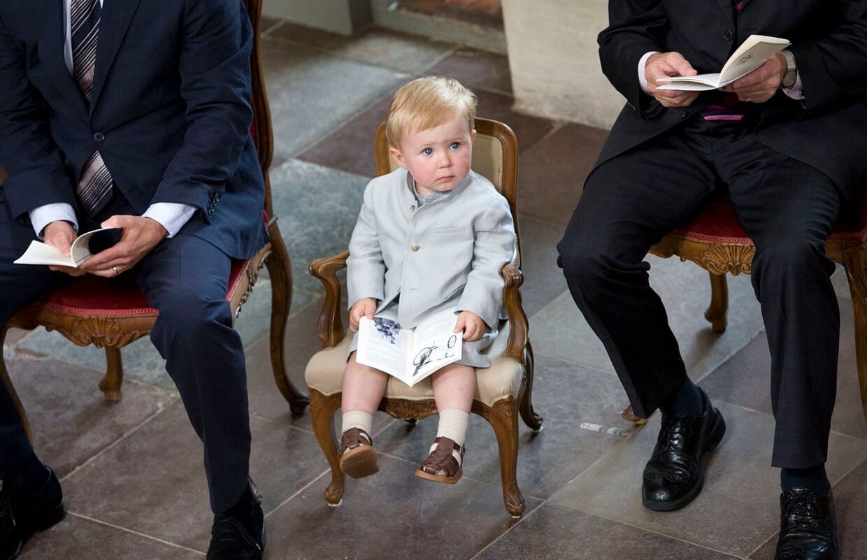 El príncipe Christian, de dos años, en el bautizo de su hermana pequeña.