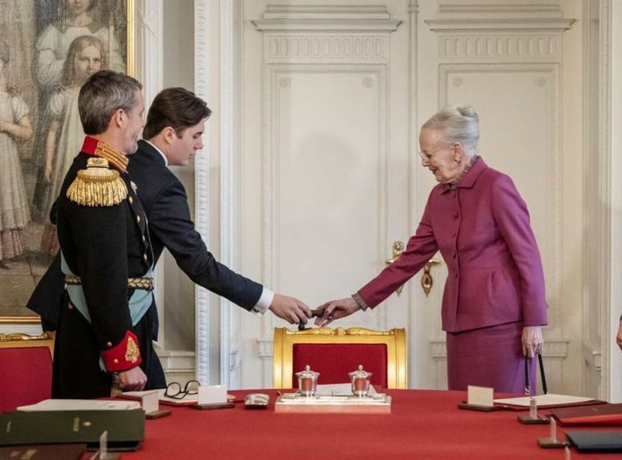 La conmovedora escena del Consejo de Estado, donde el príncipe heredero Christian le da el bastón a su abuela, la reina Margarita.