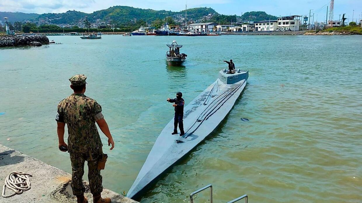 Ecuadors forsvar stoppede lørdag en ubåd fyldt med kokain ud for kysten i Stillehavet.