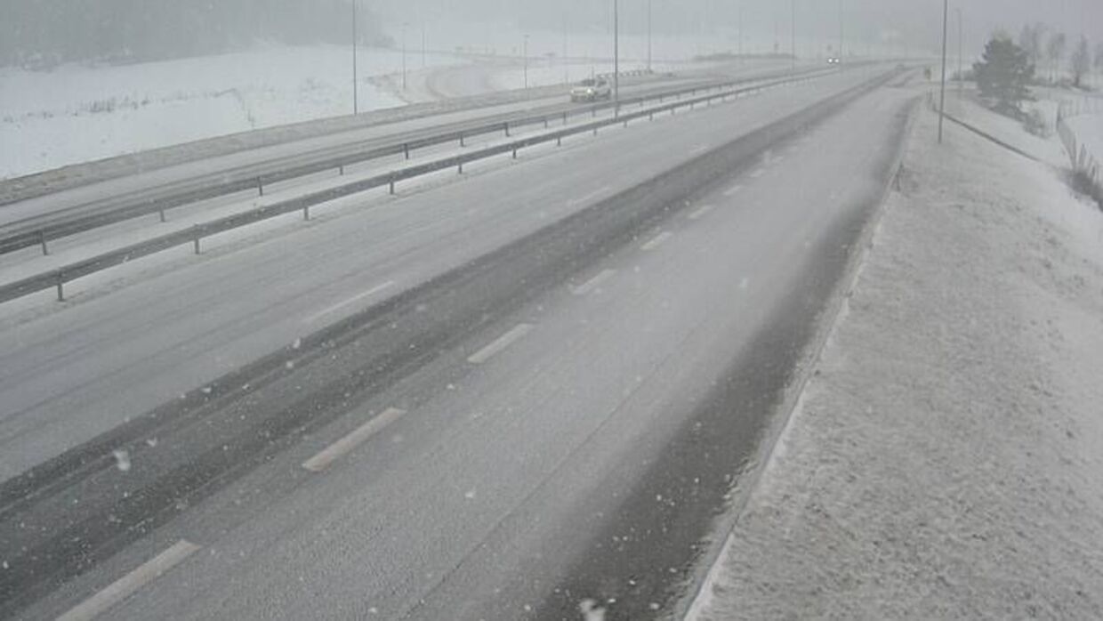 Et billede fra E6 'et par kilometer' fra hændelsen viser motorvejen delvist dækket af sne.