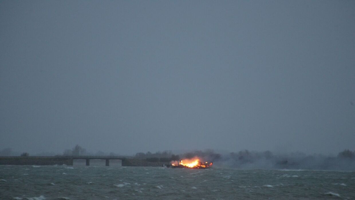Båden gik i brand uden for Stubbekøbing Havn.