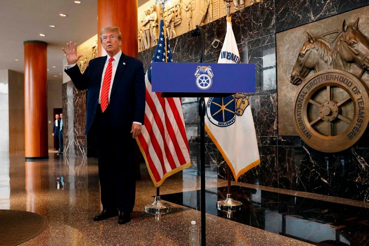 Donald Trump bliver spurgt til hånden og vifter med den.