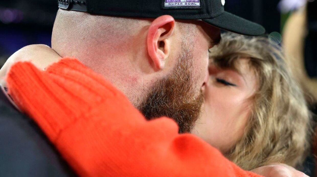 Travi Kelce og Taylor Swift kysser, efter at Kansas City Chiefs i søndags spillede sig i Super Bowl.