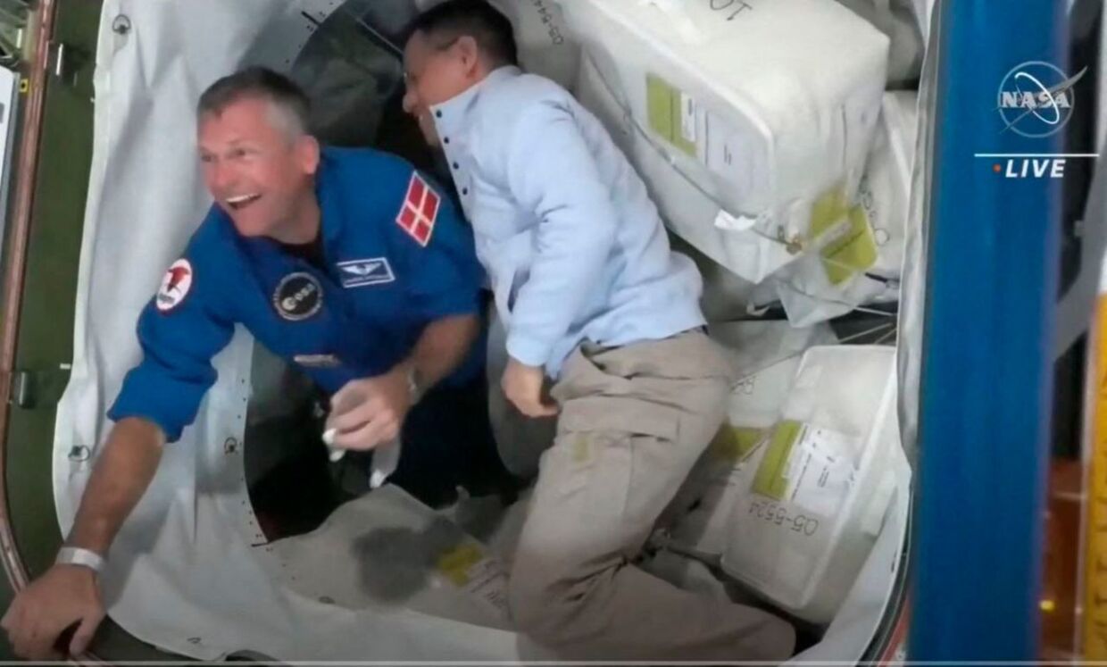 Andreas Mogensen (tv.) blev sendt ud i rummet sidst i august. Her ses han ved ankomsten til Den Internationale Rumstation.
