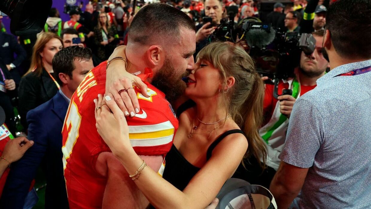 Kansas City Chiefs-stjernen Travis Kelce fejrer sejren med kæresten Taylor Swift.
