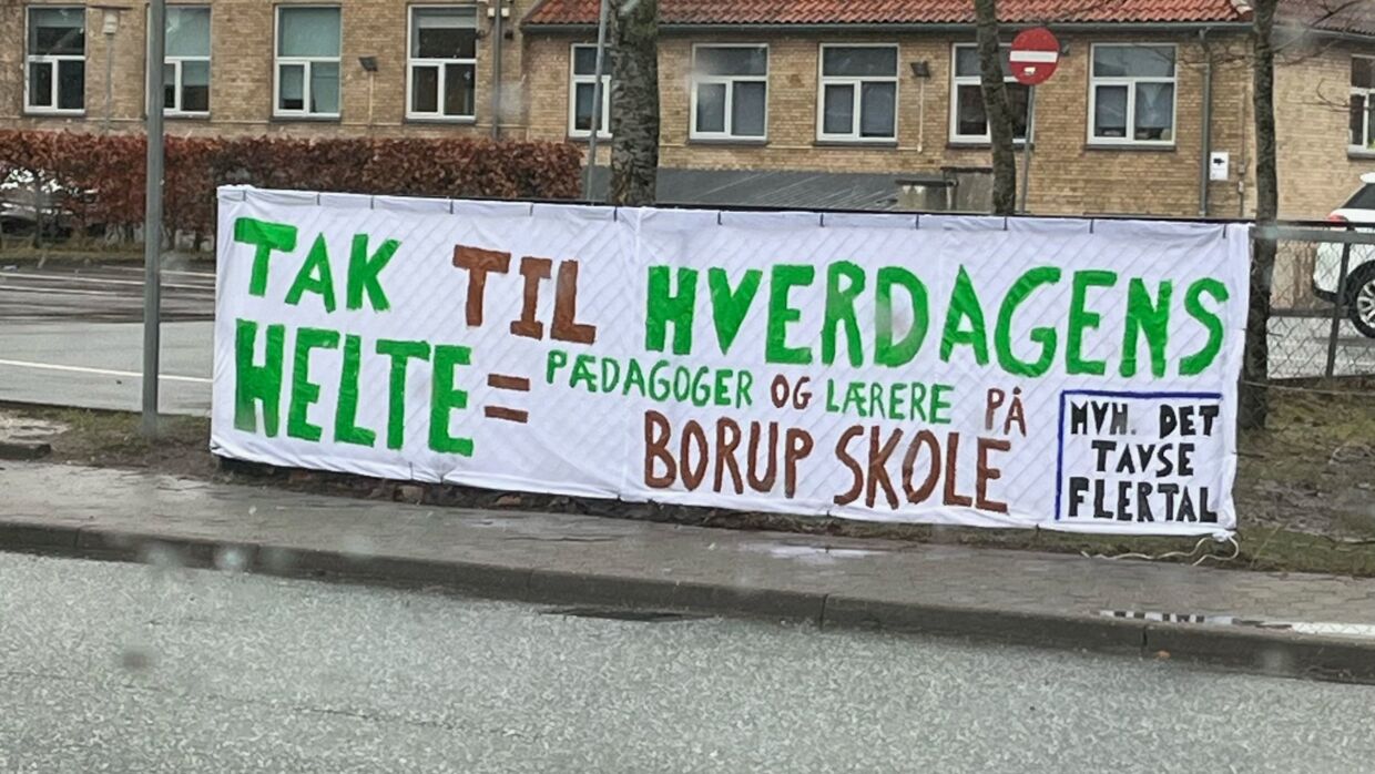 Her ses banneret, der er hængt op foran Borup Skole