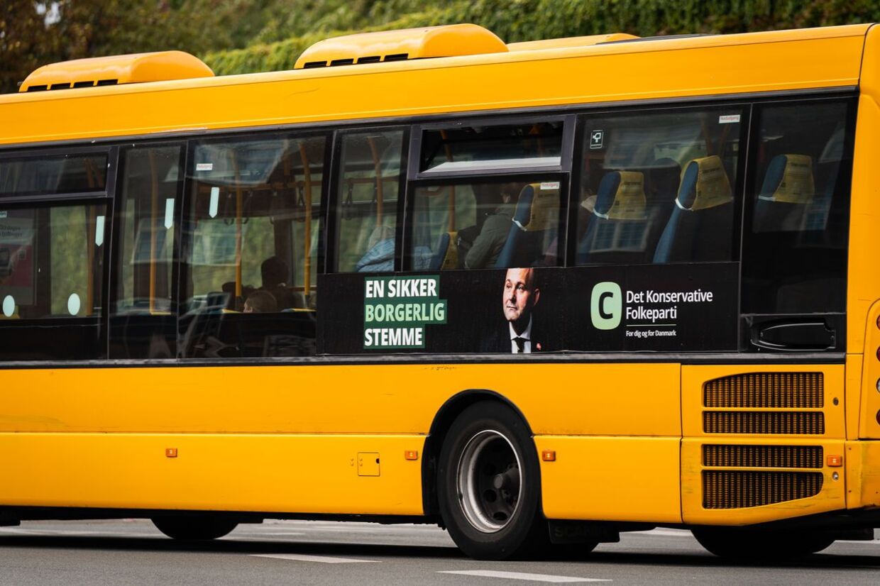 Det er blevet dyrere at køre med offentlig transport. Her er det en bus under valgkampen i 2022. 