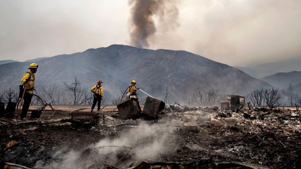 Skovbranden førte til voldsomme ødelæggelser og kostede en brandmand livet.