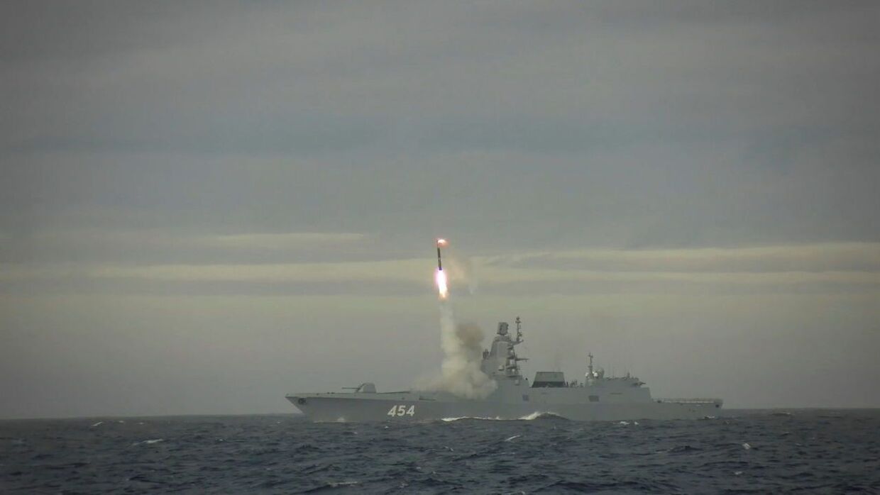 Herover ses et billede fra en test med et Zircon-mssil fra den russiske fregat Admiral Gorshkov. Billedet stammer fra en video, der blev offentliggjort 28. maj 2022.