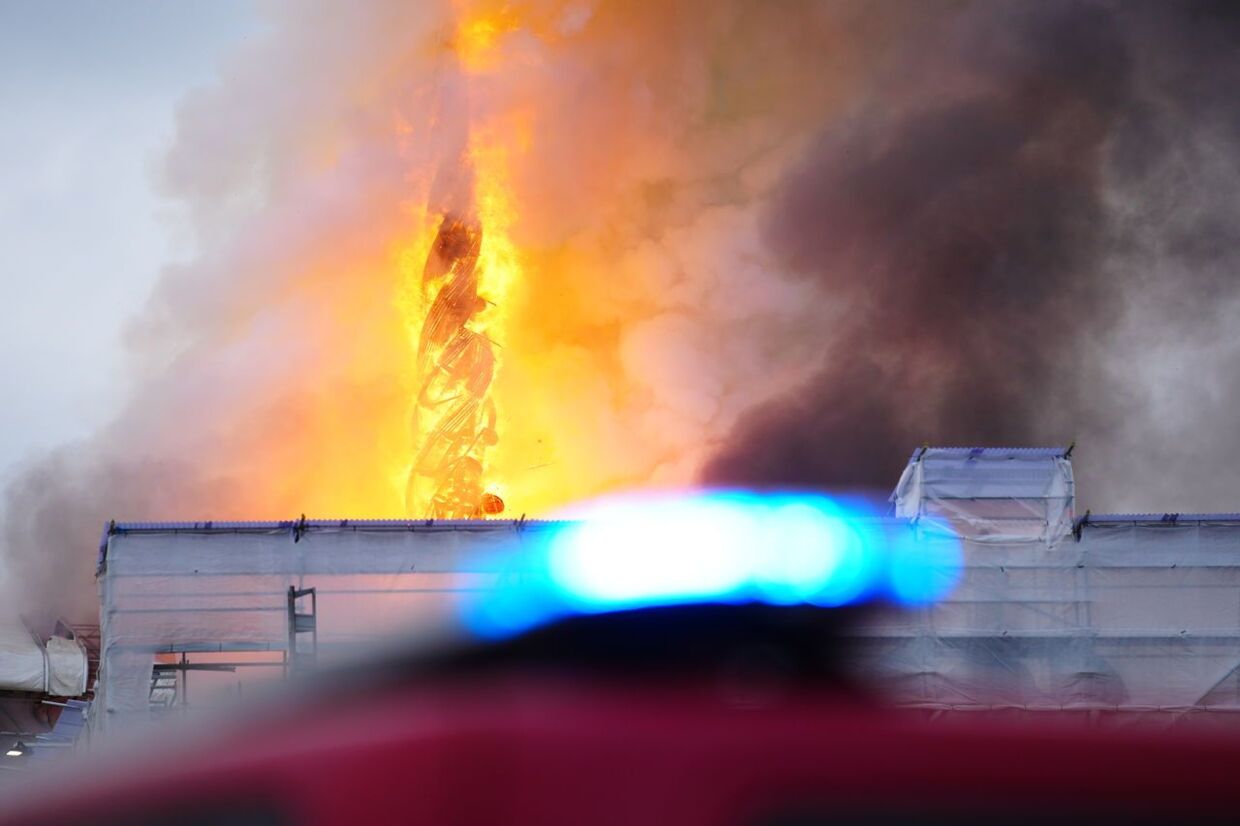 El martes, la aguja del dragón de Børsen acabó derrumbándose en llamas. Según los informes, nadie resultó herido como resultado del incendio, que, sin embargo, destruyó un patrimonio cultural irremplazable.
