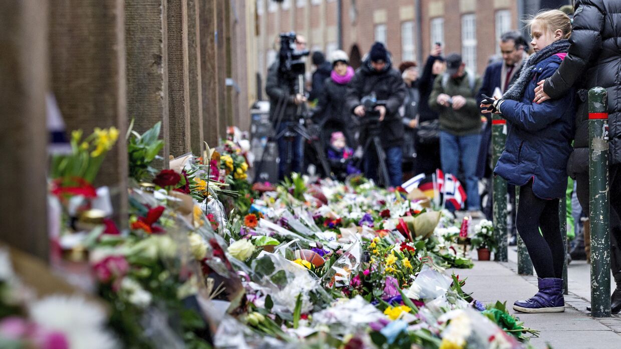 Foto af blomster foran Synagogen i Krystalgade i København efter skudattentater i februar.