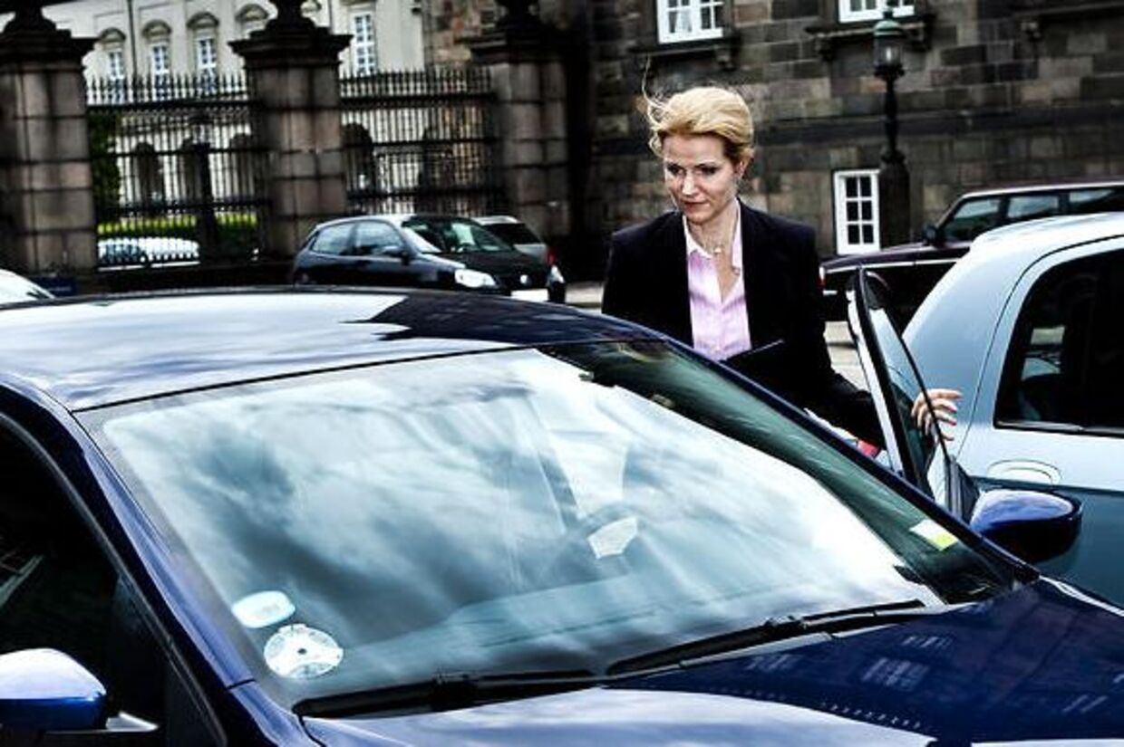 Her stiger Helle Thorning-Schmidt ind i sin leasede Volkswagen Polo.
