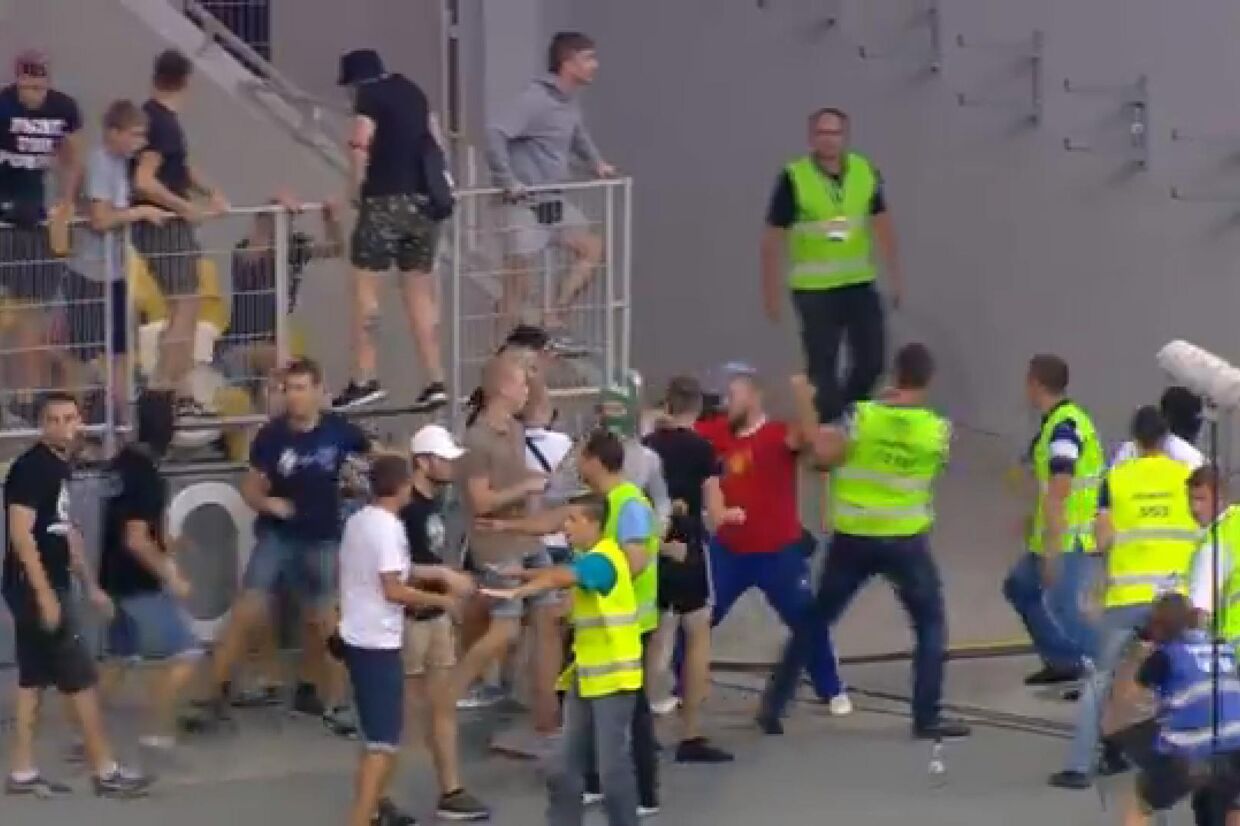 Det passer slet ikke, at FC Københavns fans skulle have provokeret Dnipros tilhængere med et russisk flag, og at det opildnede ukrainerne til at invadere danskernes tribuneafsnit. (Billeder fra TV3+)