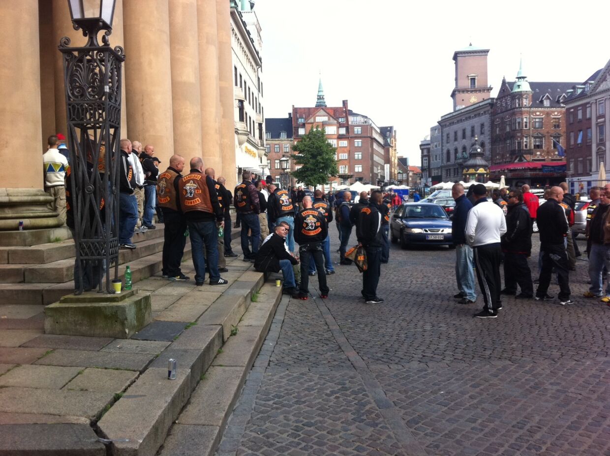 Små hundreder rockere er mødt op foran Københavns Byret.