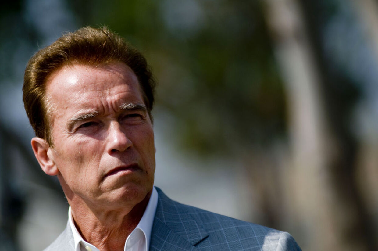 Arnold Schwarzenegger har fundet på en noget utraditionel måde at skaffe penge på: Et stort loppemarked.