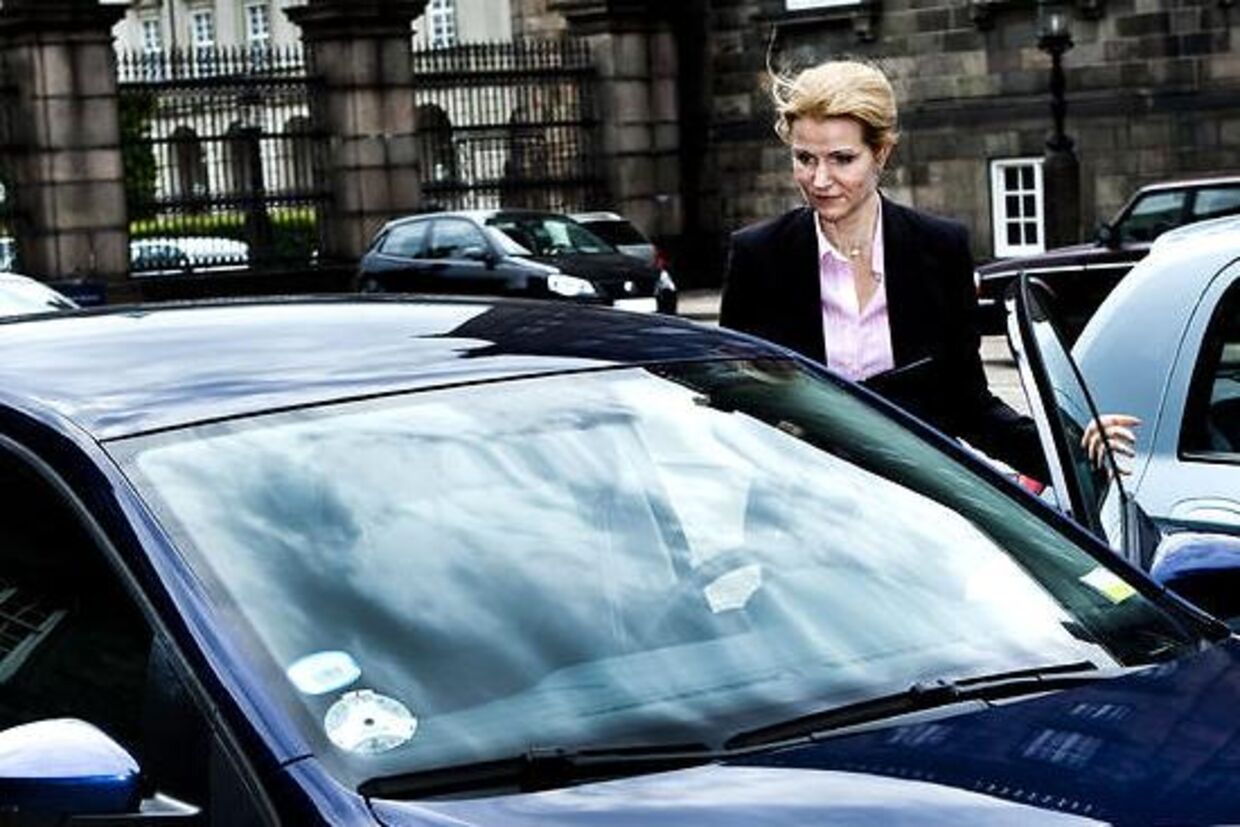 Helle Thorning på vej ind i sin blå VW.