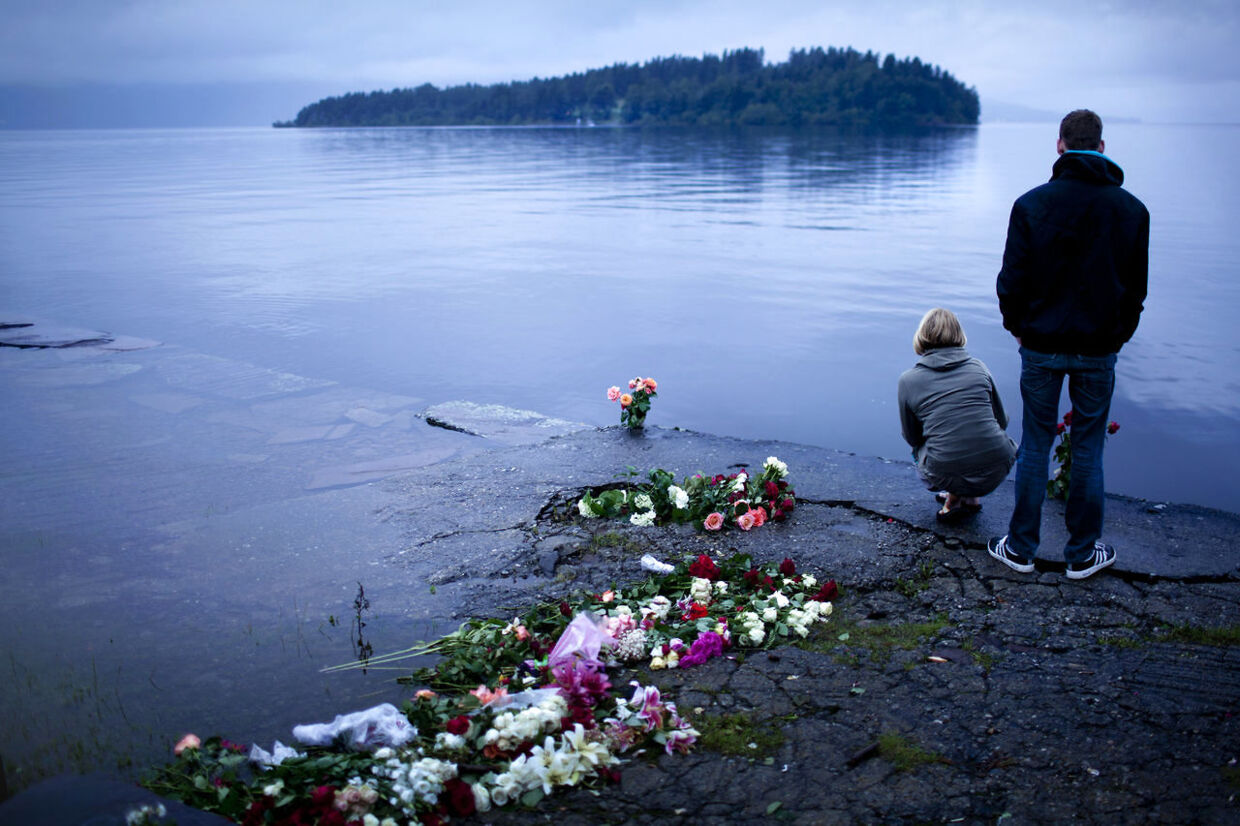 Pårørende lægger blomster på etårsdagen for terrorangrebet i 2011 på Utøya (arkivfoto).