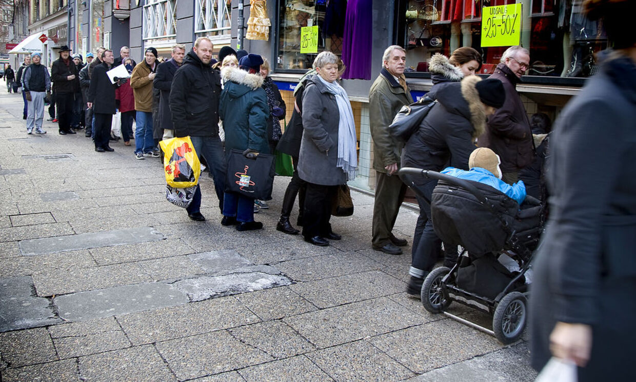 Folk i kø efter nytårstorsk i Købmagergade i København nytårsaftensdag.