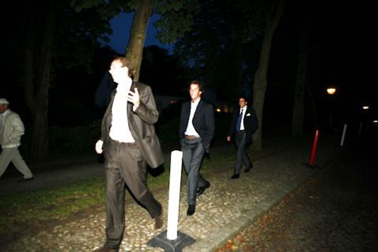 Tre af Prinsesse Maries brødre på vej hjem efter festen på Schackenborg.