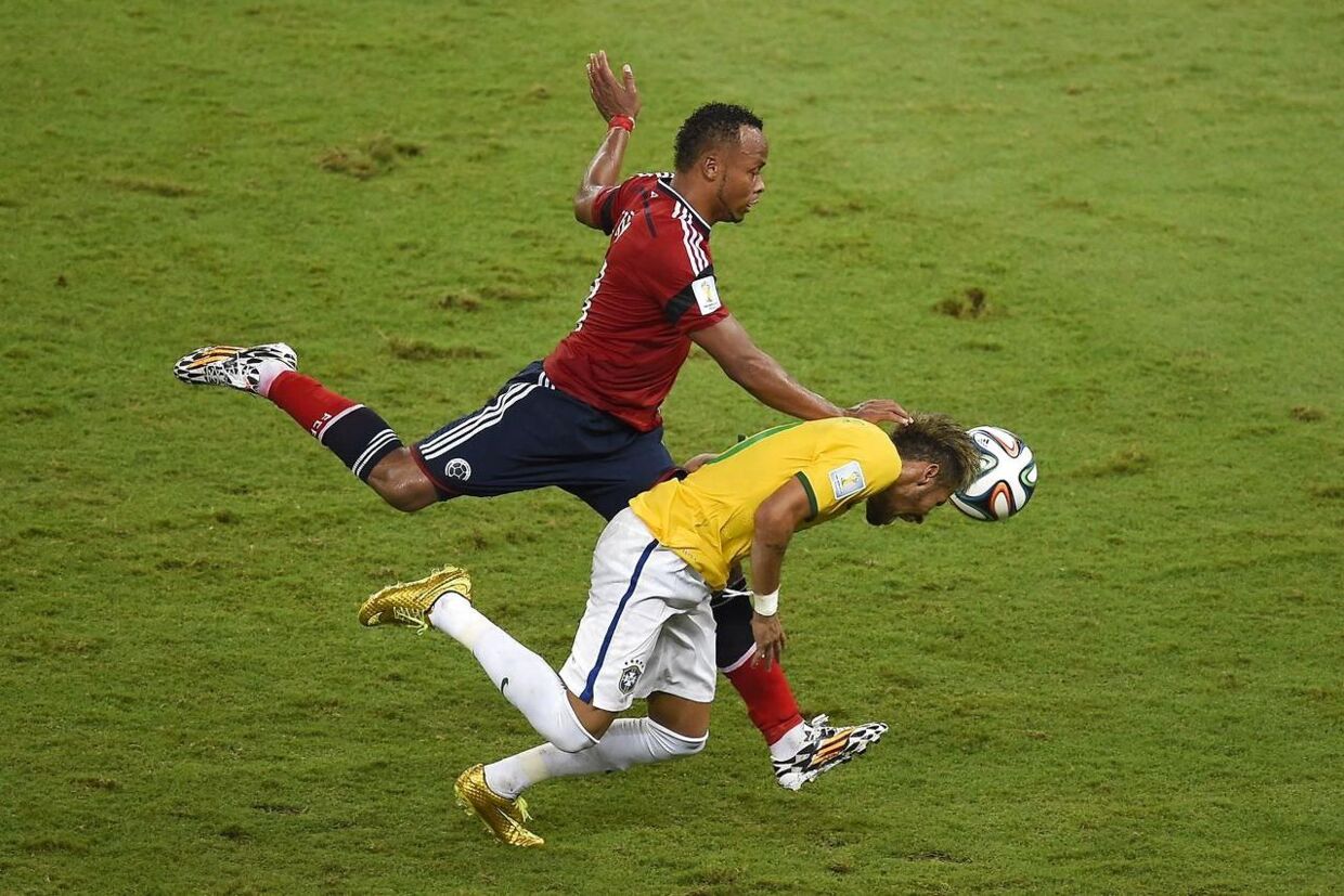 FIFA sætter undersøgelse i gang efter Neymar har måtte forlade VM med en brækket ryghvirvel efter en tackling begået af Juan Zuniga