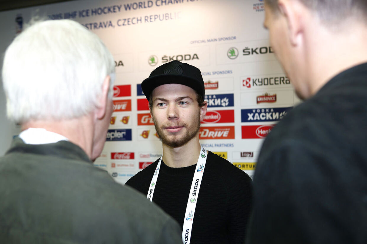 Oliver Bjorkstrand møder den danske presse efter ankomsten til CEZ Arena i Ostrava efter en flyvetur den halve jord rundt.&nbsp;