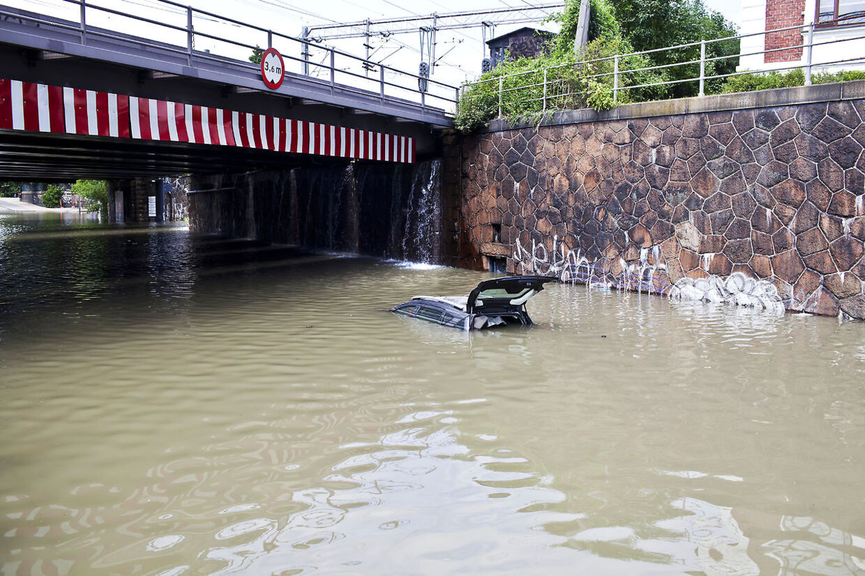 Bil står under vand ved Hellerup station.
