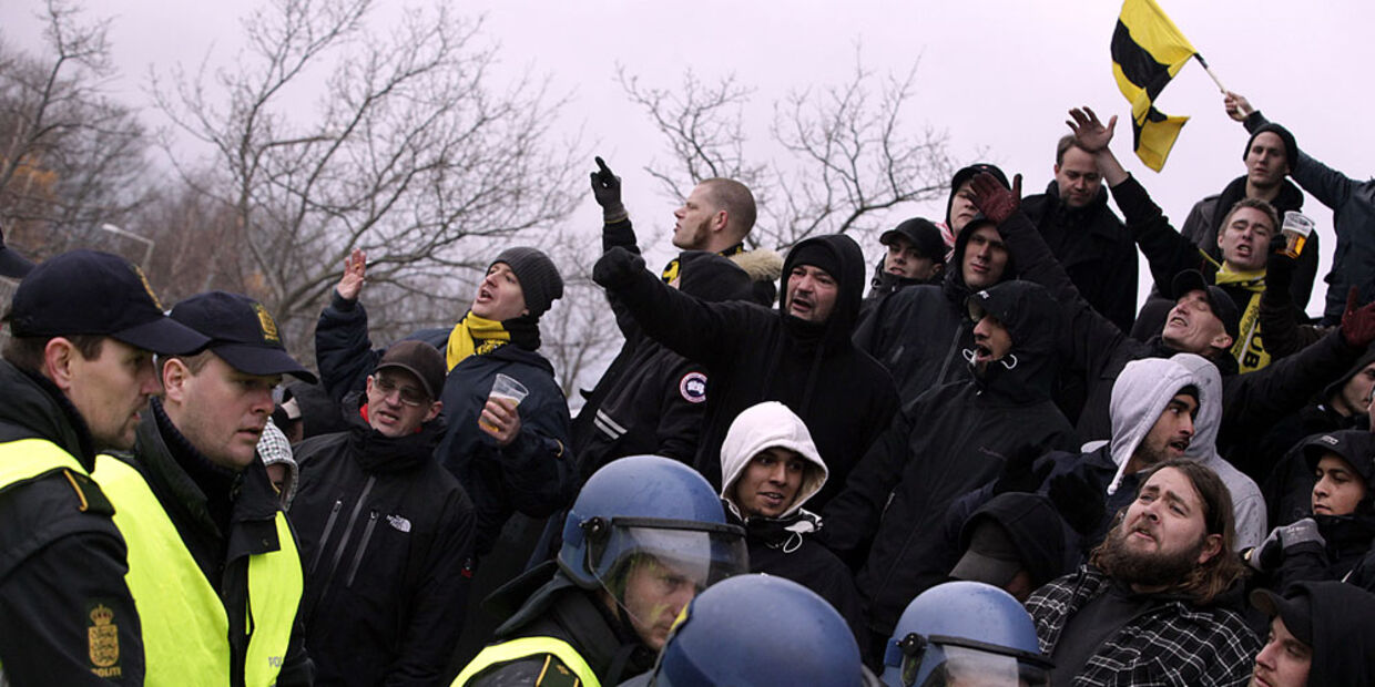 Politiet var tilstede, da Brønshøj som det første hold i denne sæson vandt over AGF. Her ses ordensmagten blandt nogle af Brønshøjs fans.
