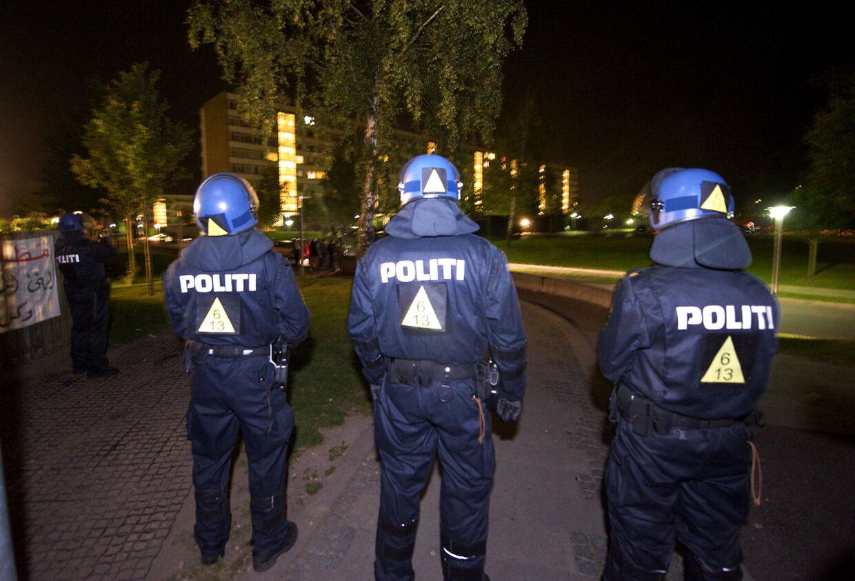 Mellem 60 til 70 mænd med slagvåben trængte mandag nat ind på skadestuen på Odense Universitetshospital. De truede personale og politi, udøvede hærværk på hospitalet og smadrede både politibiler og ambulancer. Betjente måtte trække pistoler for at skabe ro.