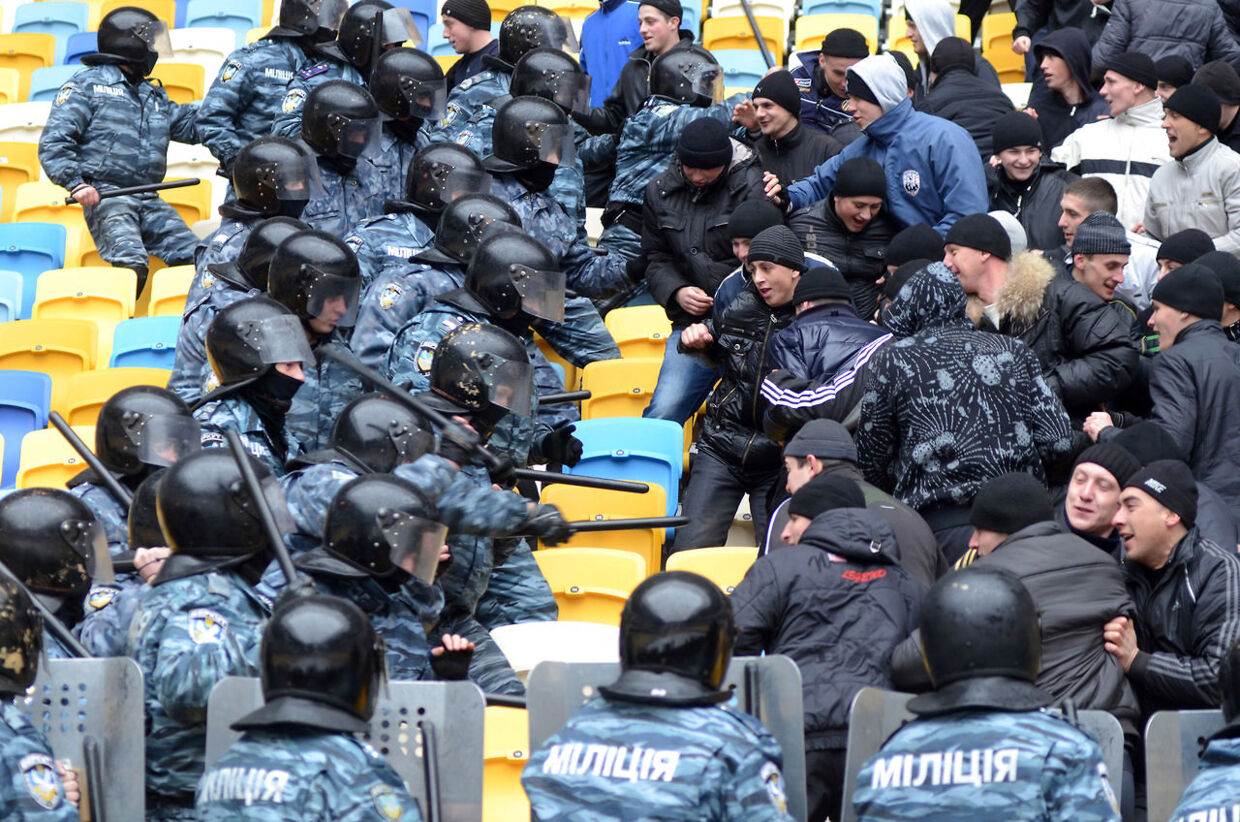 Polen er vært for fodbold-EM sammen med Ukraine. Her er det ukrainske politis specialenhed ifærd med at træne gadekampe mod hooligans forud for sommerens fodboldarrangementer. &nbsp;
