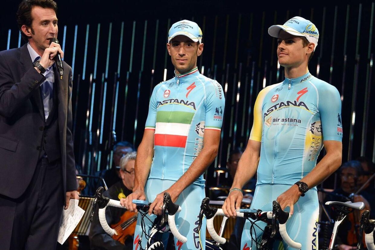 Vincenzo Nibali (i midten) kommer til at køre med et flag på maven, som minder om det italienske, men ikke er det.