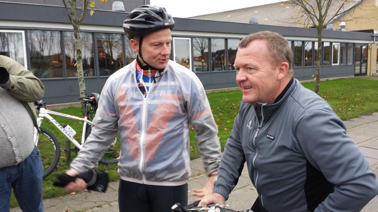 Venstres formand, Lars Løkke Rasmussen, virkede uberørt af de seneste ugers skandaler, da han lørdag formiddag stillede op til en våd og kold cykeltur med partifæller i Hammel i Østylland.