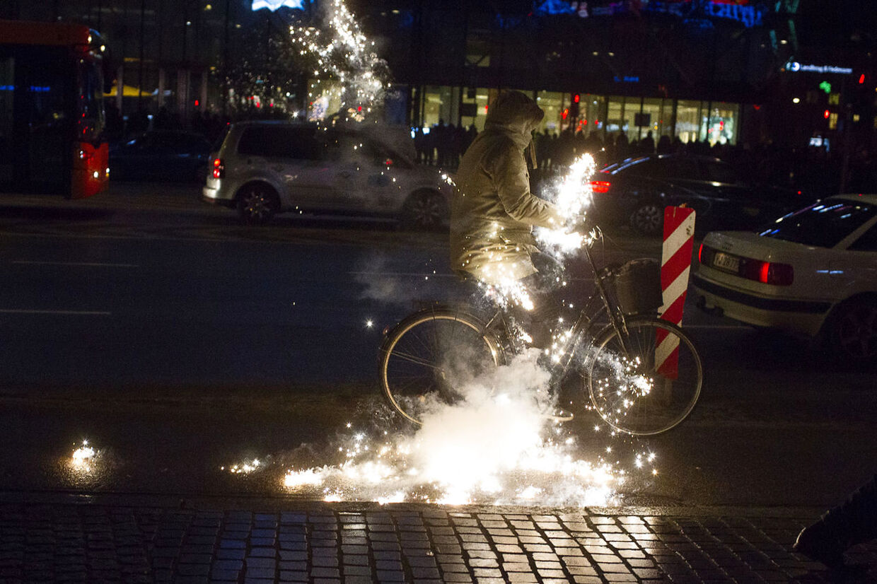 Flere personer skød raketter langs jorden og ind i menneskemængder på Københavns Rådhusplads. Her bliver en uskyldig, forbipasserende cyklist ramt. Nytårsaften i København natten mellem 31. december 2013 og 1. januar 2014.