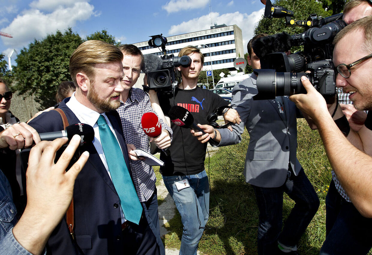 Peter Arnfeldt blev omringet af journalister, da han havde afgivet sin forklaring foran Skattesagskommisionen.