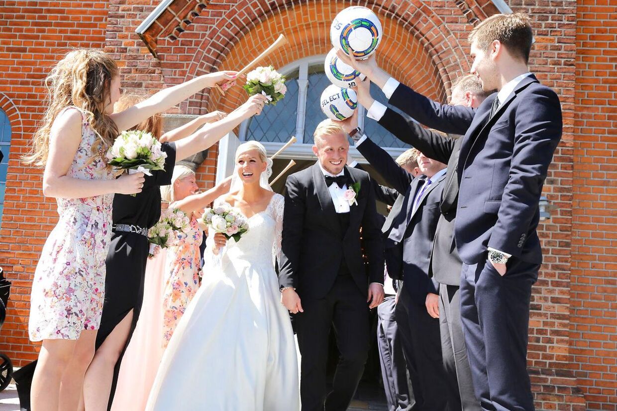 Kasper Schmeichel og Stine Gyldenbrand bliver gift i Egebæksvang Kirke.