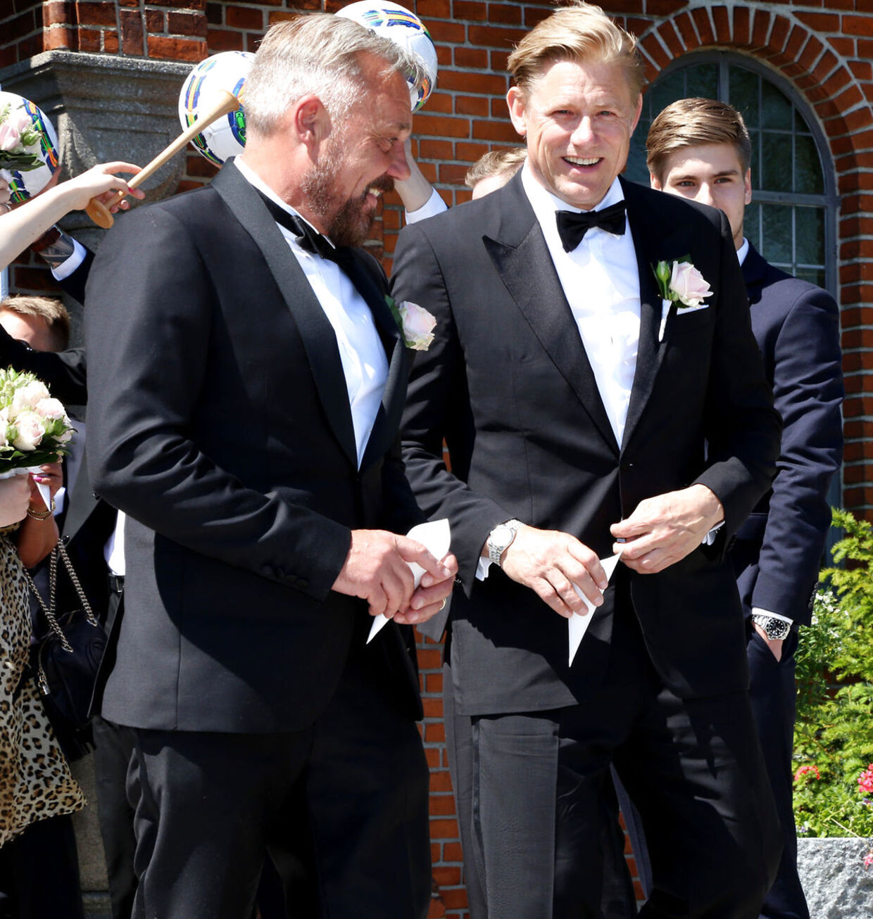 Kasper Schmeichel og Stine Gyldenbrand bliver gift i Egebæksvang Kirke. Her ses brudgommens stolte far, Peter Schmeichel.