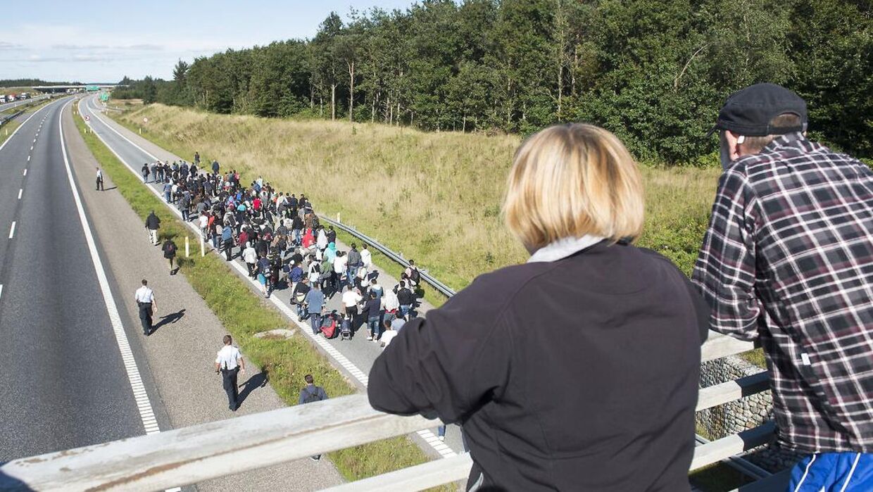 BTs udsendte så dette par stå og spytte på flygtninge og migranter, der onsdag går på Sønderjyske Motorvej. De råbte »Go Home« og at de ville tage videre for at gøre det samme længere nordpå.