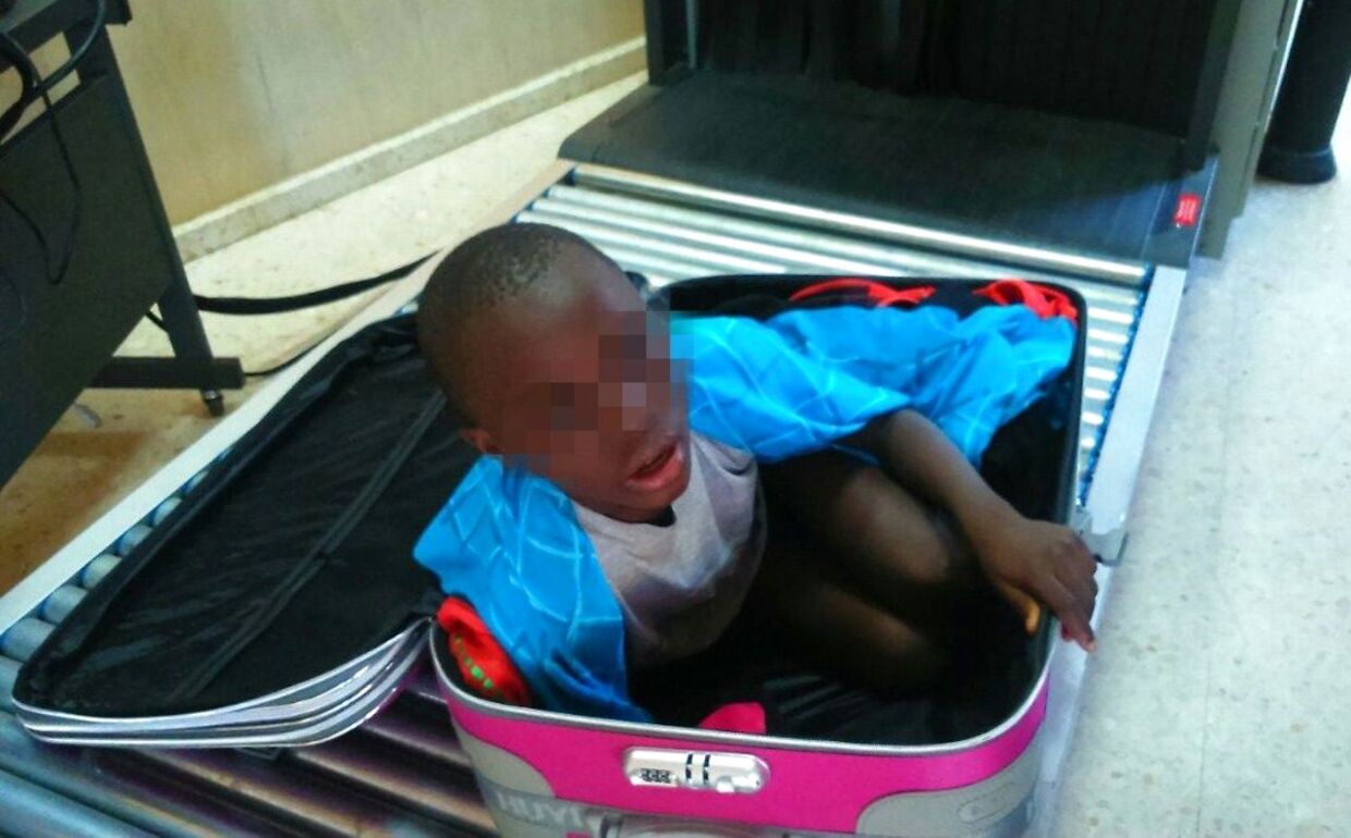En talsmand fra politiet beskrev drengen som værende i en 'forfærdelig tilstand', da de åbnede kufferten.