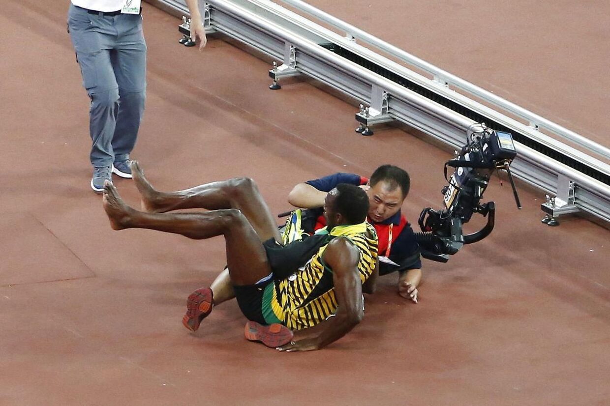 Usain Bolt blev kørt ned af en kameramand, kort tid efter han havde sikret sig endnu en guldmedalje ved VM. 