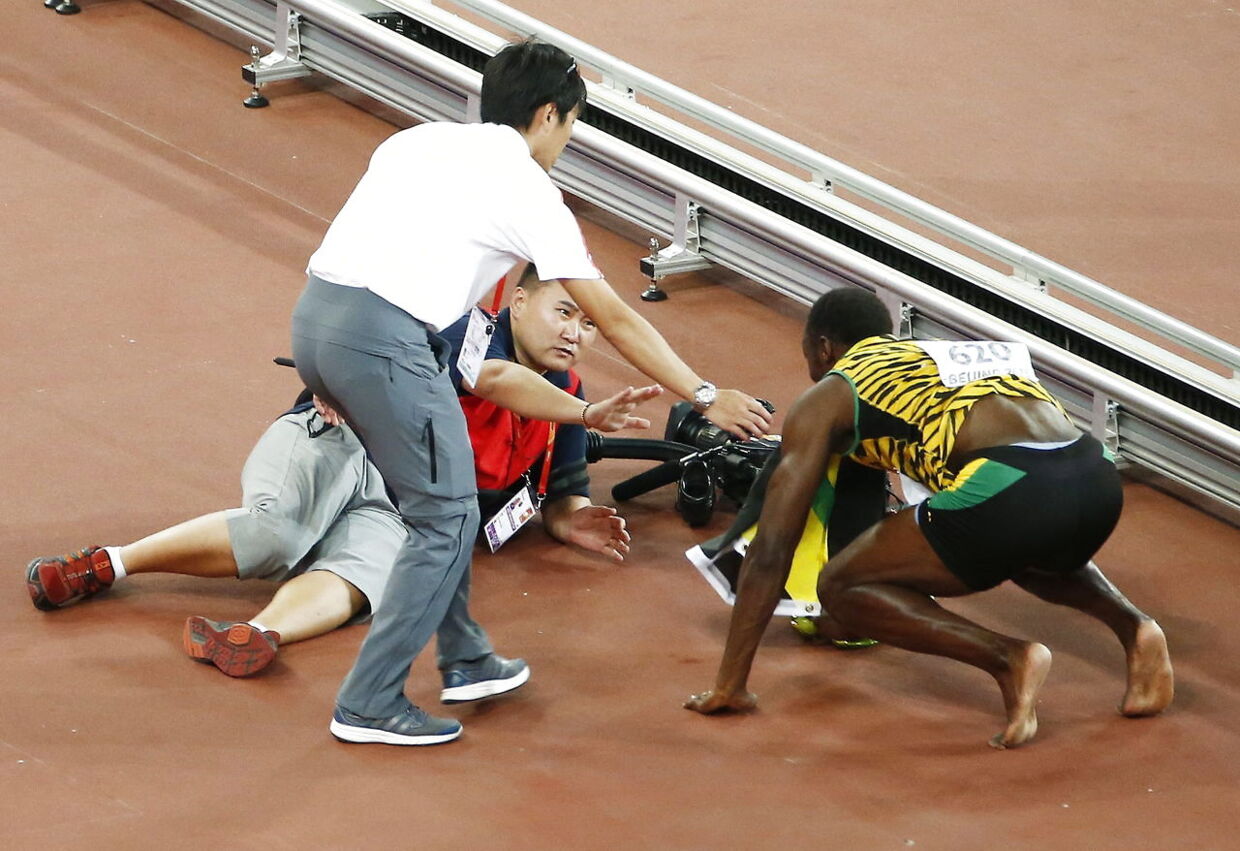 Den uhedige kameramand havde travlt med at undskylde over for Usain Bolt.